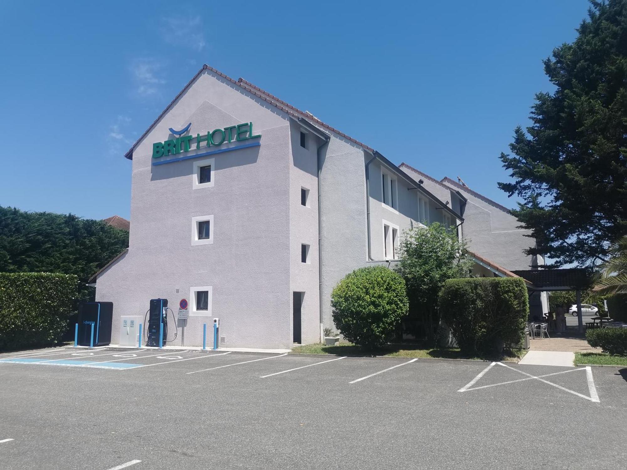 Brit Hotel Confort Pau Lons Екстер'єр фото