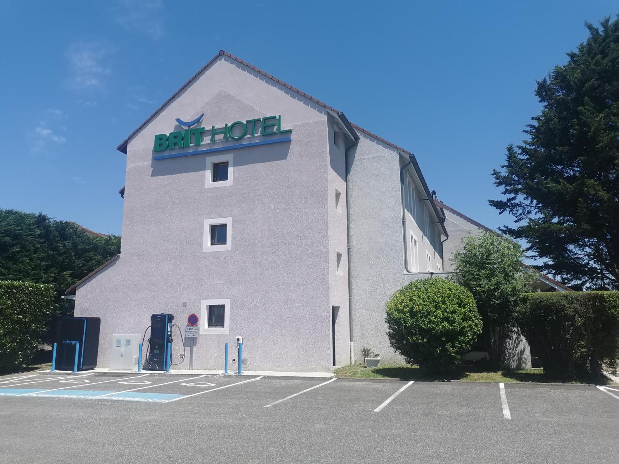 Brit Hotel Confort Pau Lons Екстер'єр фото