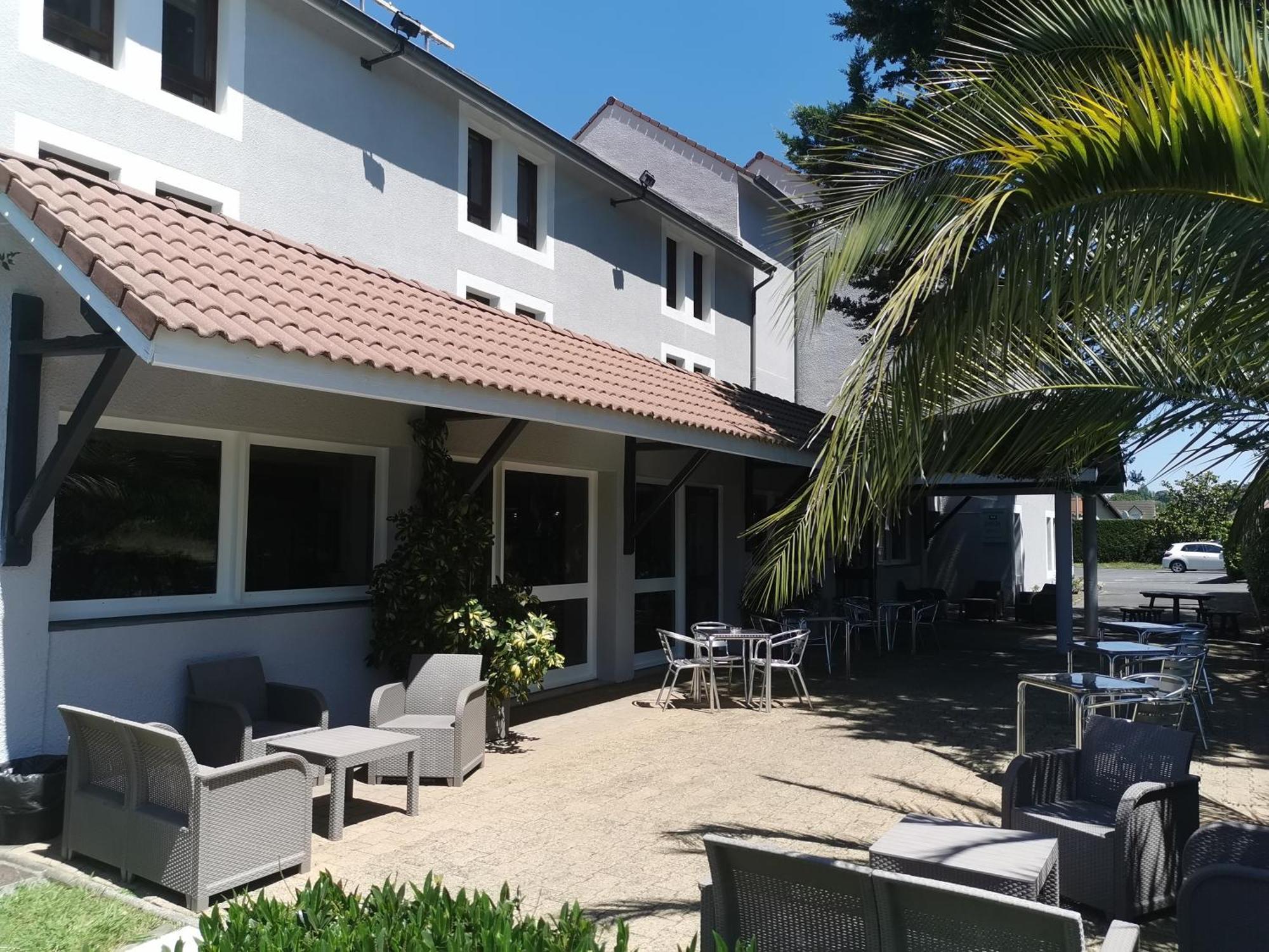 Brit Hotel Confort Pau Lons Екстер'єр фото