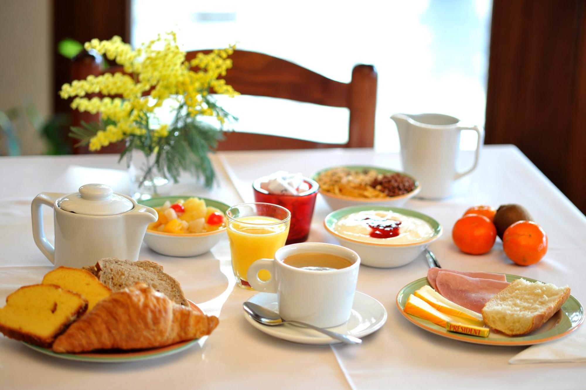 Brit Hotel Confort Pau Lons Екстер'єр фото