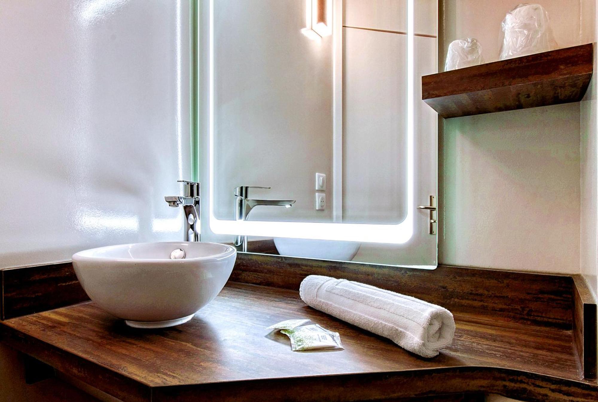Brit Hotel Confort Pau Lons Екстер'єр фото