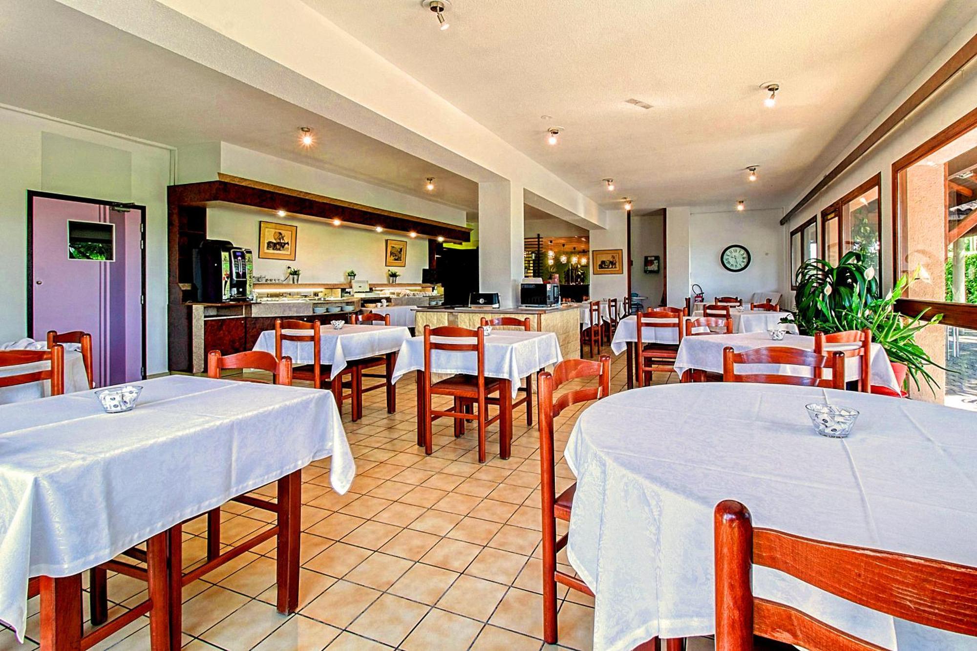 Brit Hotel Confort Pau Lons Екстер'єр фото
