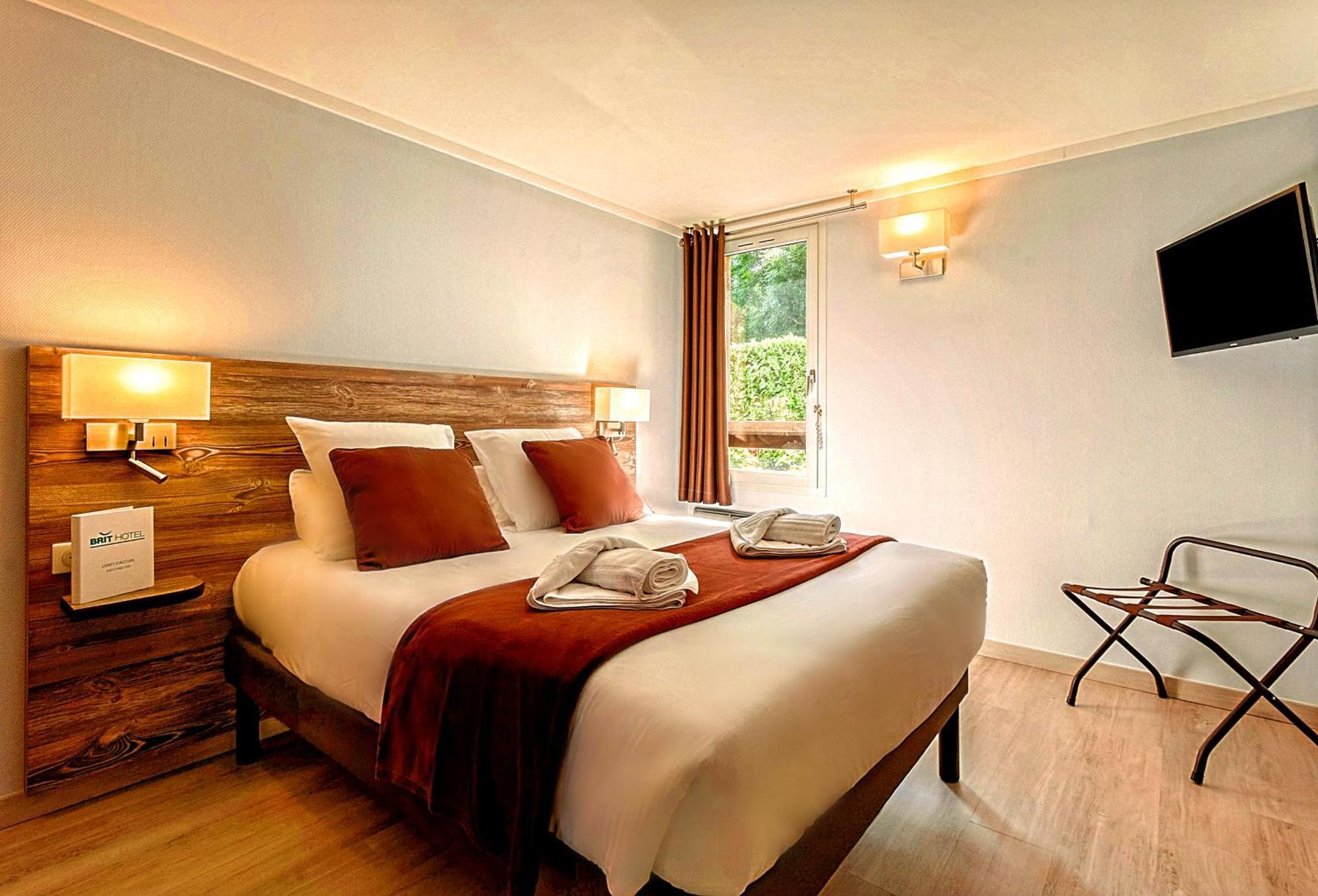 Brit Hotel Confort Pau Lons Екстер'єр фото
