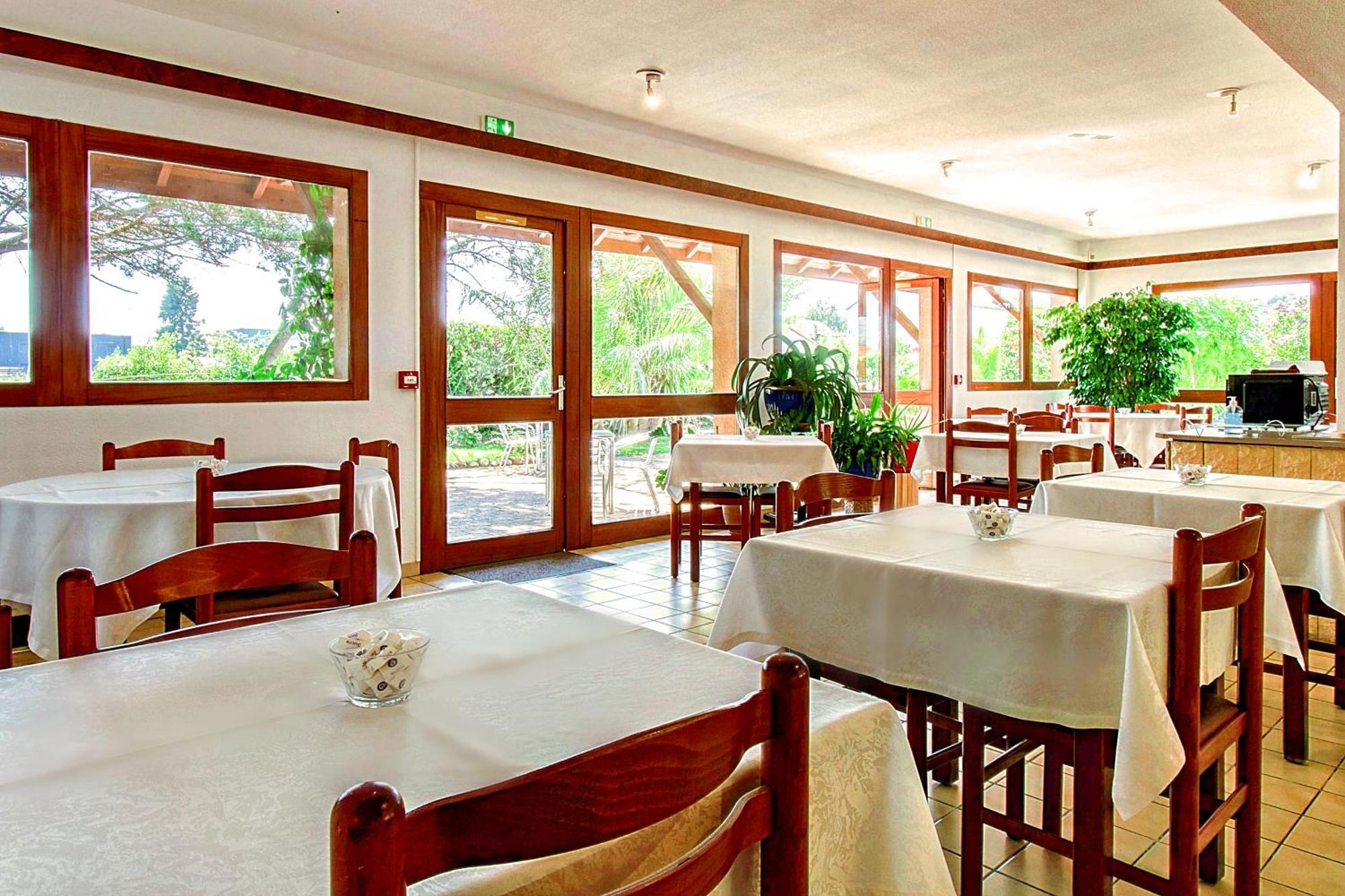 Brit Hotel Confort Pau Lons Екстер'єр фото