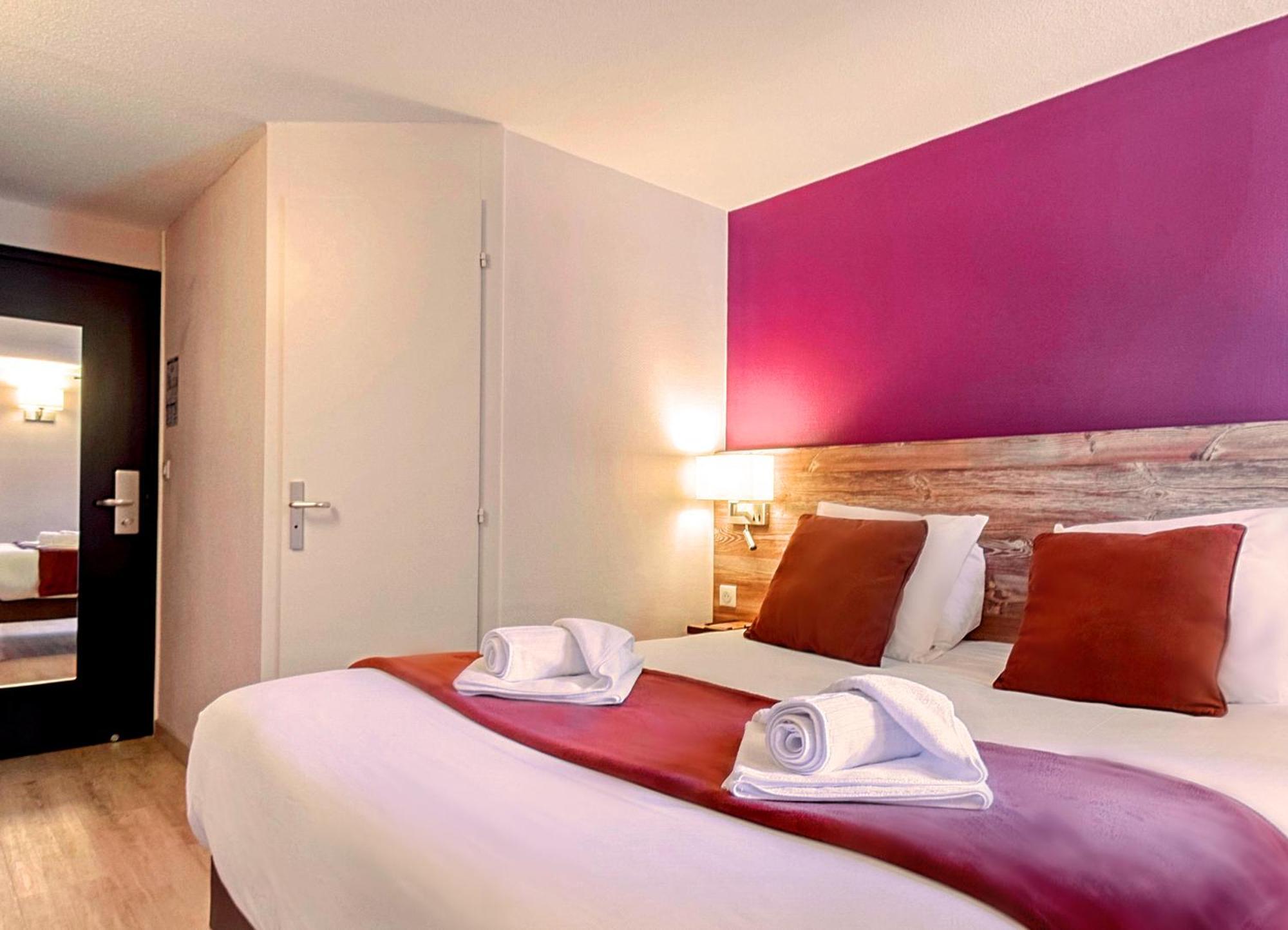 Brit Hotel Confort Pau Lons Екстер'єр фото