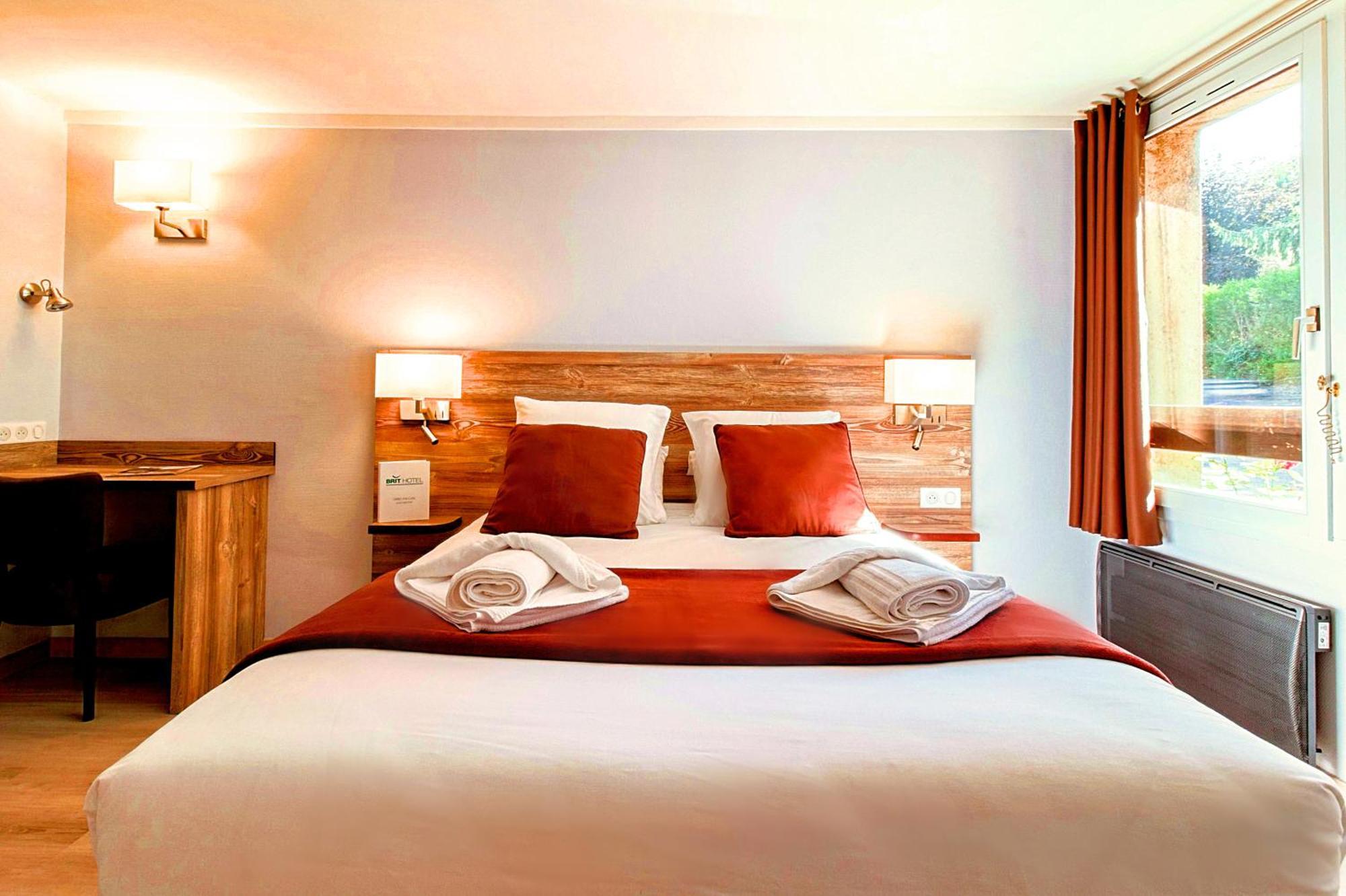 Brit Hotel Confort Pau Lons Екстер'єр фото