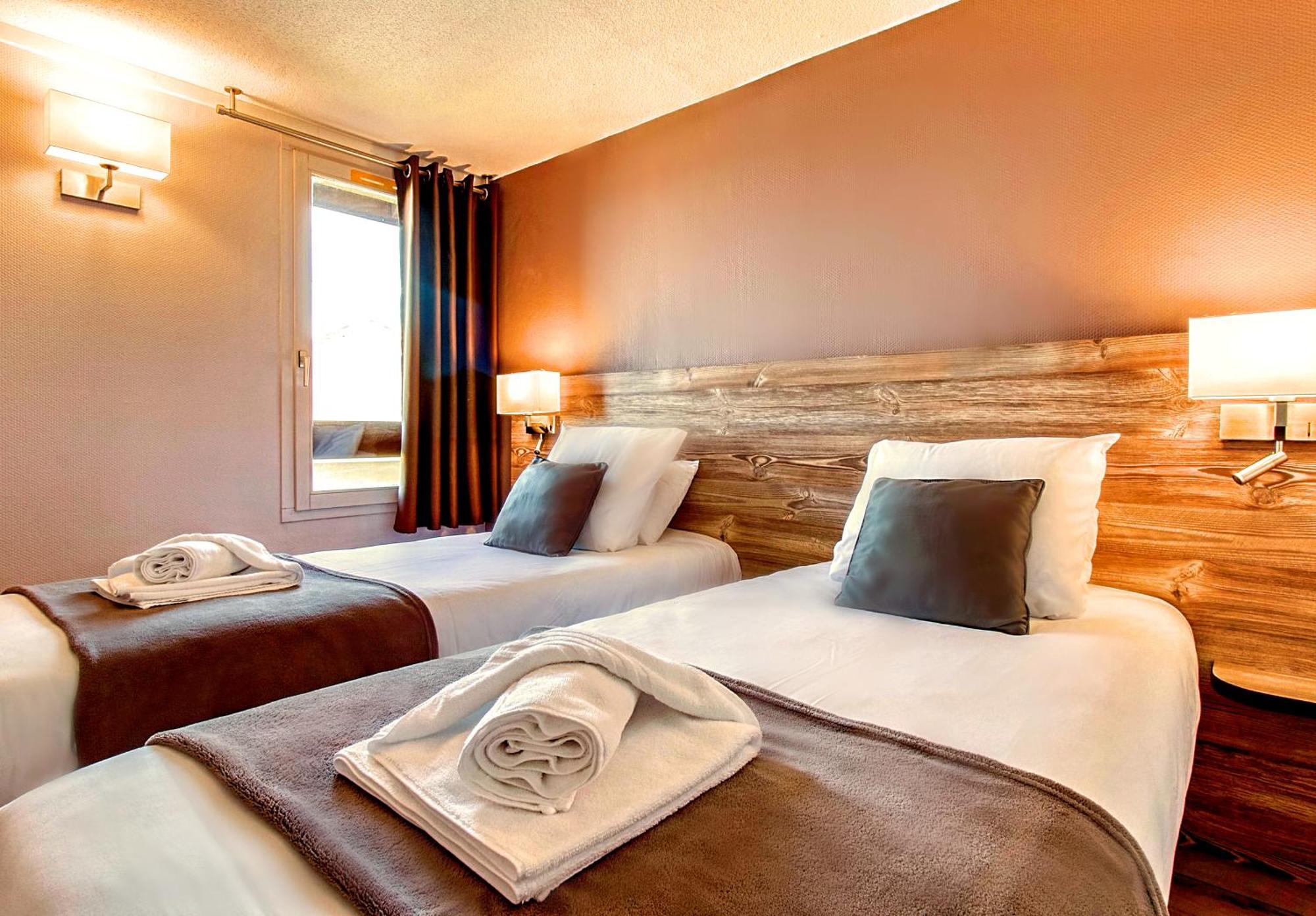 Brit Hotel Confort Pau Lons Екстер'єр фото