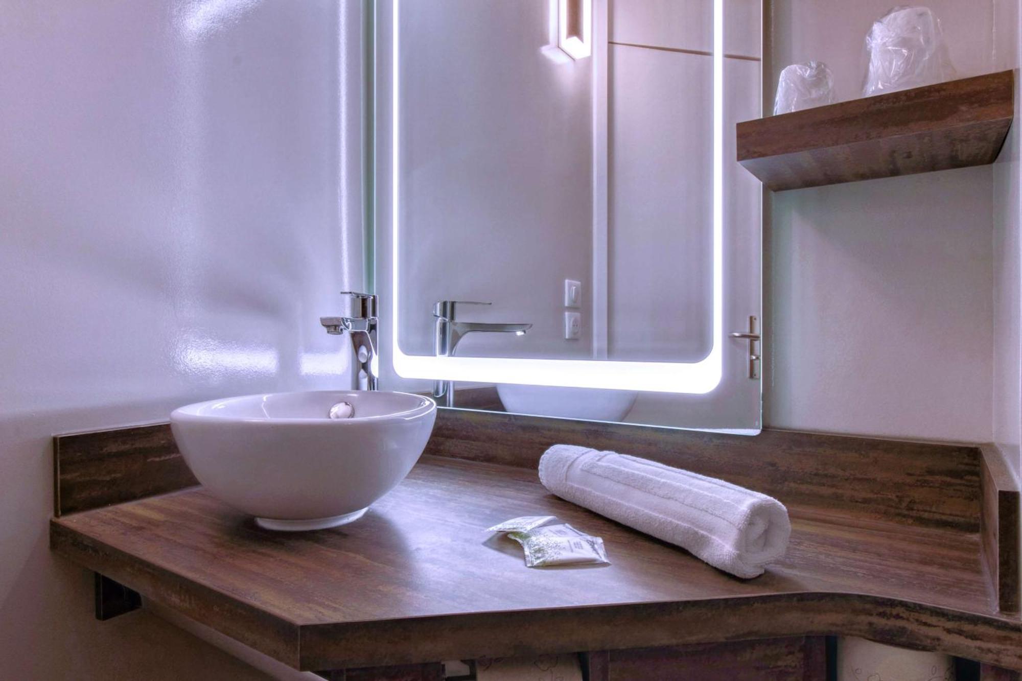 Brit Hotel Confort Pau Lons Екстер'єр фото