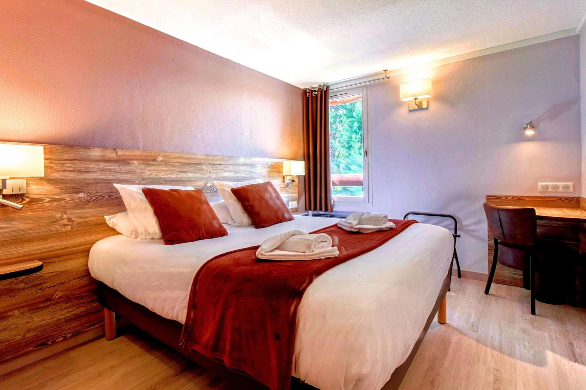 Brit Hotel Confort Pau Lons Екстер'єр фото