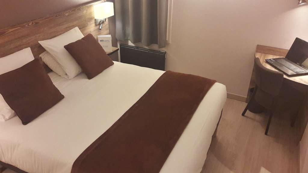 Brit Hotel Confort Pau Lons Номер фото