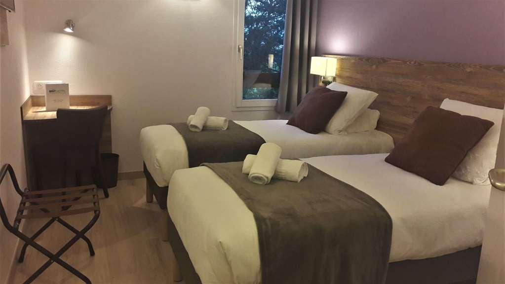 Brit Hotel Confort Pau Lons Номер фото