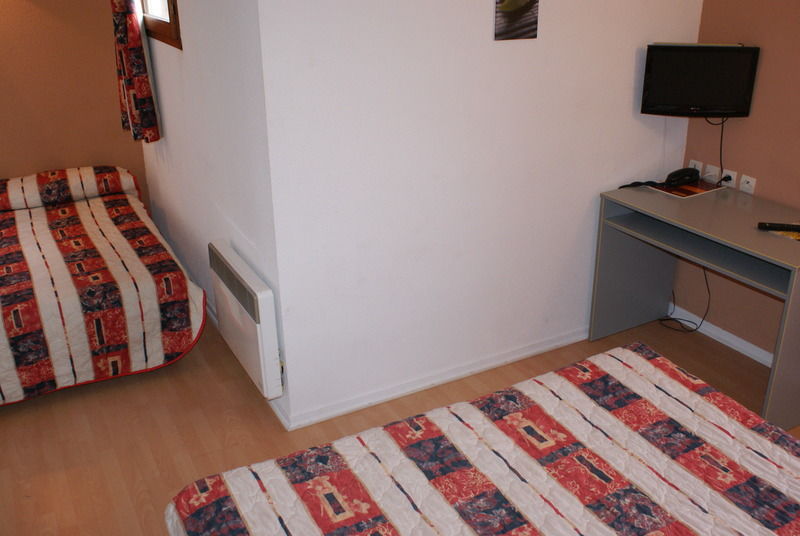 Brit Hotel Confort Pau Lons Екстер'єр фото