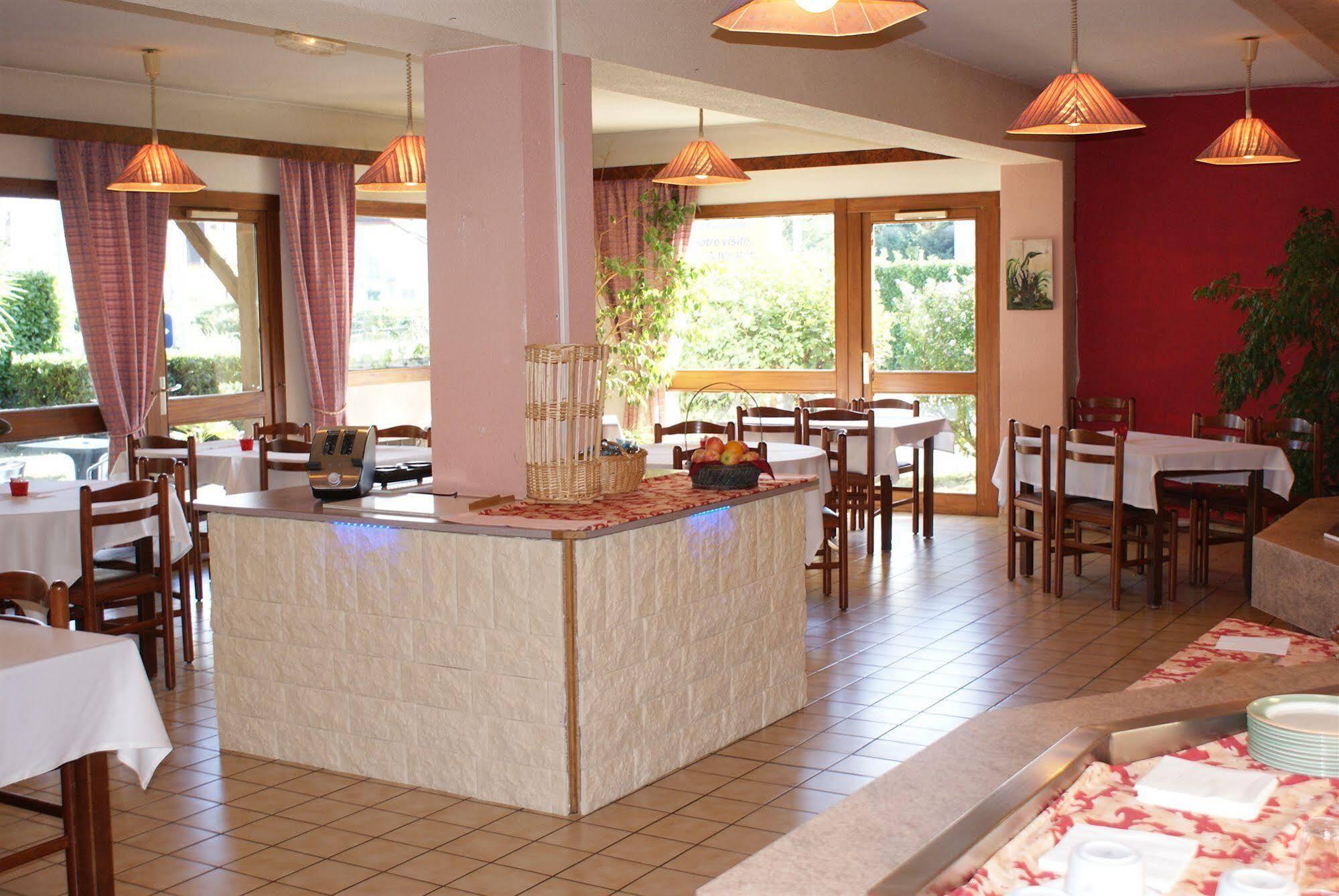 Brit Hotel Confort Pau Lons Екстер'єр фото