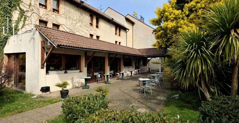 Brit Hotel Confort Pau Lons Екстер'єр фото